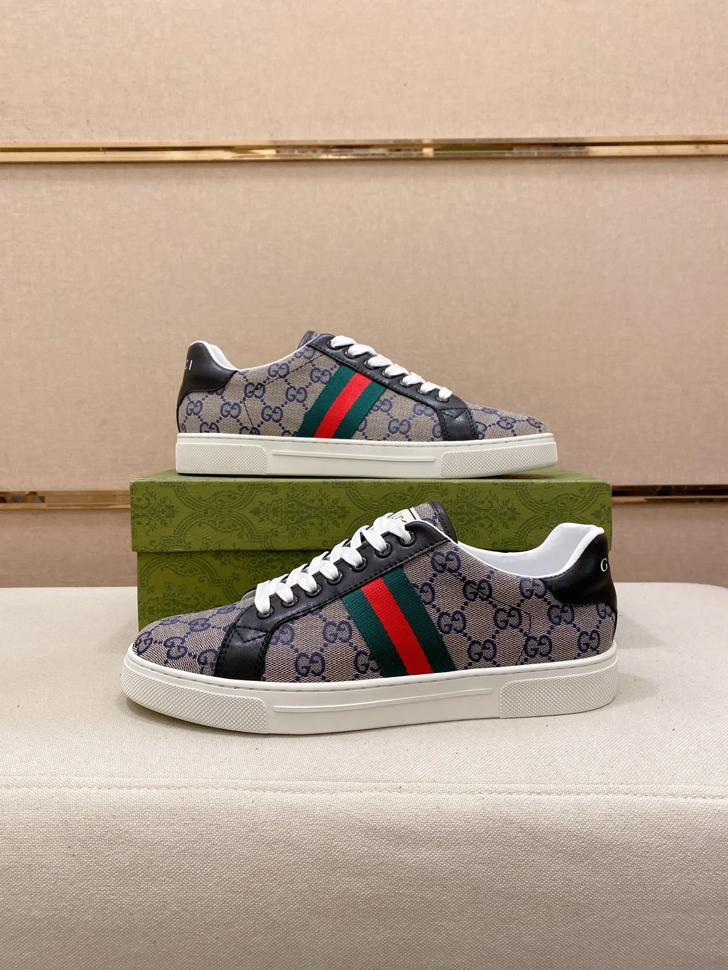 Factory price: 460💰 (GUCCI) The latest model from the official website 🎁🎁Casual and fashionable men's shoes👟, hot style 💥The version is simple and elegant, exclusive for trendy men. Unique official website latest brand elements 👑Gucci original decoration, fashionable and generous, the fabric is original cowhide ✅sheepskin lining, the official website specifies wear-resistant casual outsole, the classic model is taken in kind at the counter🎬38-44 (45 is not returned or exchanged)